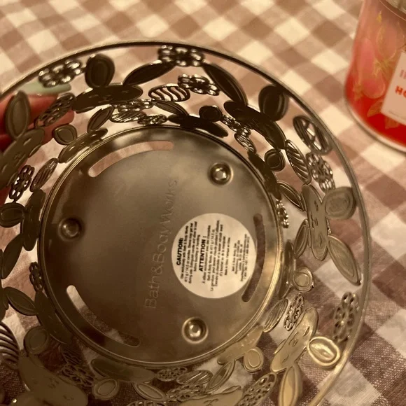 NWT, BBW CANDLE BUNDLE, TWO 3 WICK CANDLES AND EASTER BUNNY 3 WICK CANDLE HOLDER - Picture 4 of 8